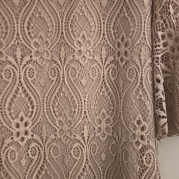 Pretty Beige/Tan Lace Top with sheer 3/4 bell sleeves. Size M - Picture 2 of 3